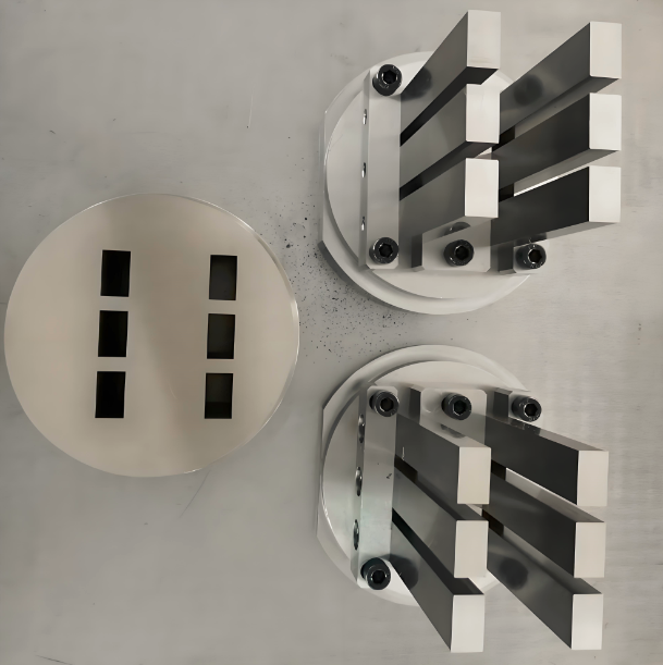 薄壁钻刀头双孔冷压模具